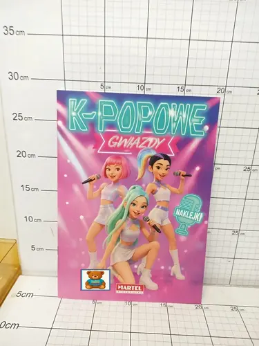 MART.KOLOROWANKA K-POPOWE GWIAZDY       Z NAKLEJKAMI PKWIU49030000 9788368520774