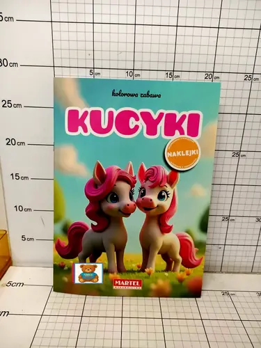 MART.KOLOROWANKA ZABAWA KUCYKI          Z NAKLEJKAMI PKWIU 49030000             9788367900775