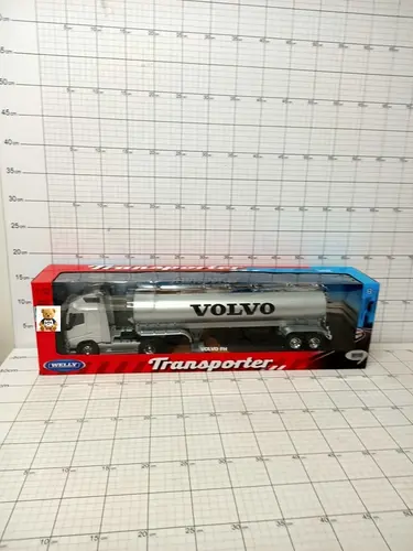 WELLY TRUCK Z PRZYCZEPĄ 1:32 VOLVO FH   OIL 4891761126926